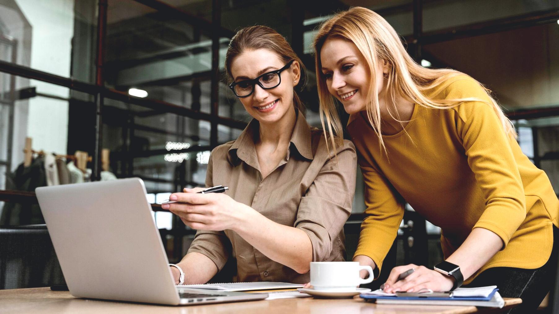 Workshop-Situation mit praktischer Arbeit