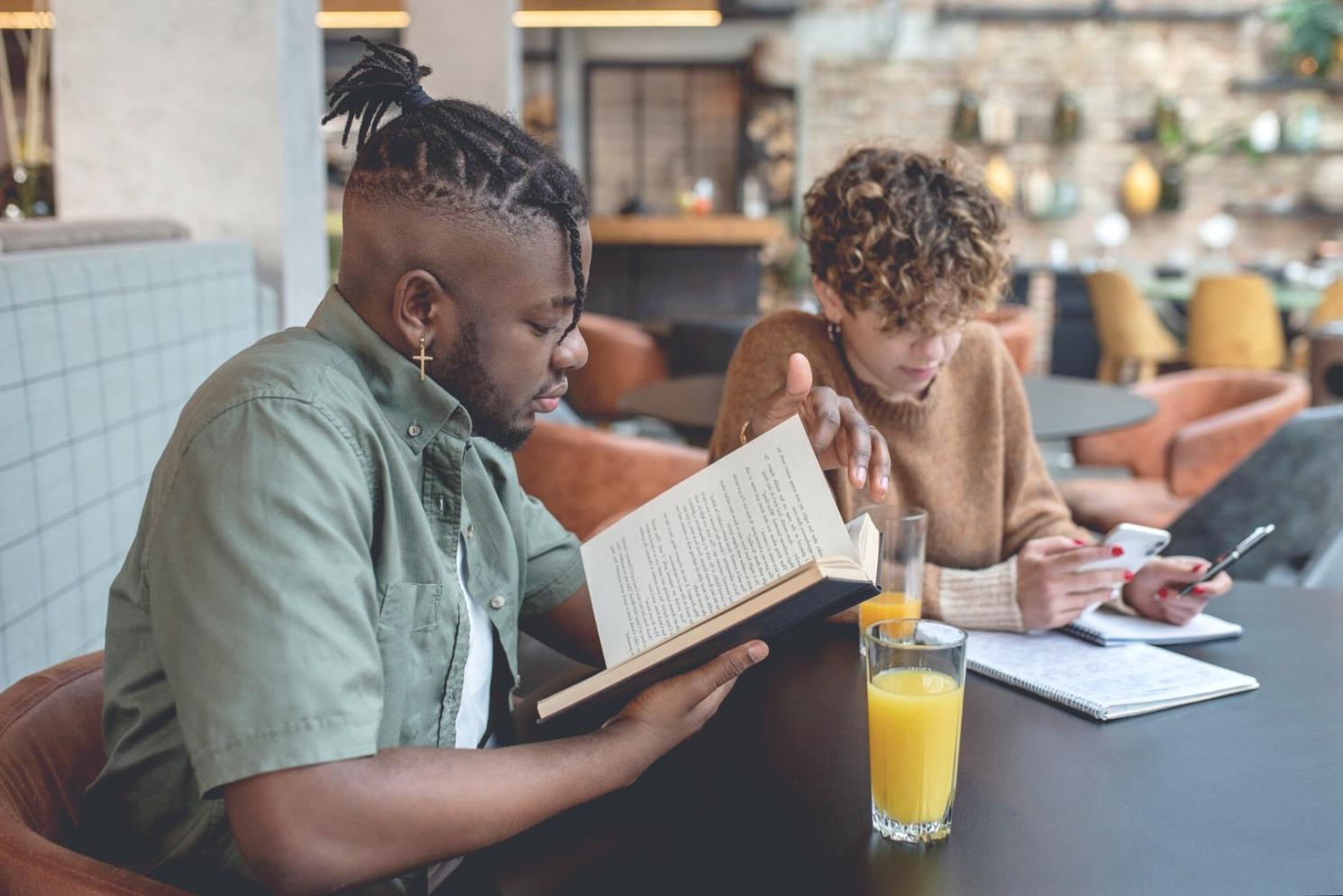 Modernes Arbeitsumfeld mit Fokus auf digitale Geschäftslösungen